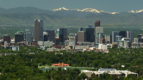 Innenstadt-Von-Denver,-Stadtpark,-Stadtbild,-Felsige-Berglandschaft,-14ers,-Mount-Evans,-Luftdrohne,-Filmische-Parallaxe,-Ausläufer,-Colorado,-Frühling,-Sommer,-Grün,-üppige-Aufwärtsbewegung