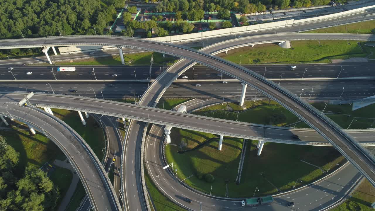 다단계 도로 교차로와 자동차 교통. 드론은 오른쪽으로 날고 있습니다. 공중 수직.