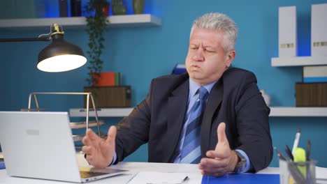 un hombre de negocios frustrado.