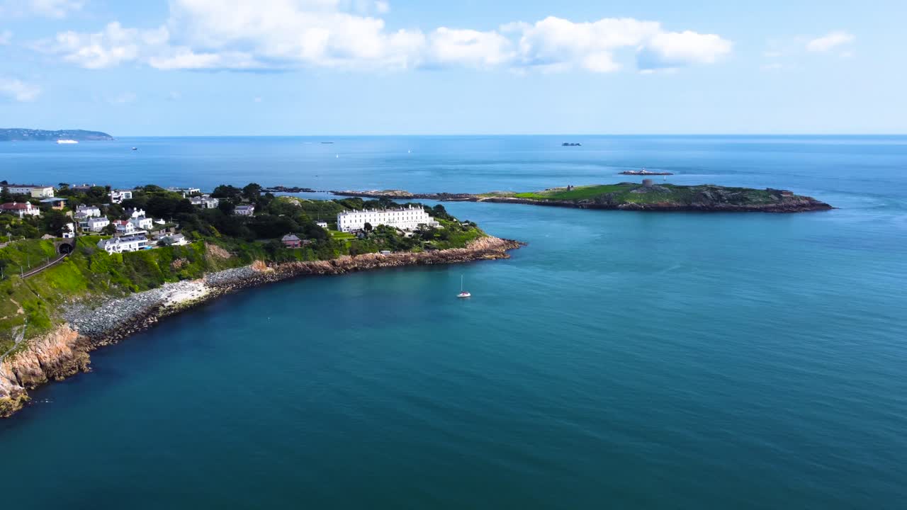 아일랜드 달키 근처 의 아름다운 바위 해안선 위 를 비행