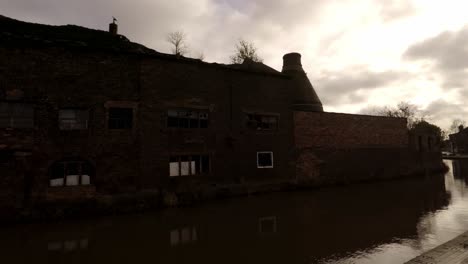 An-old-abandoned,-derelict-pottery-factory-and-bottle-kiln-located-in-Longport,-Stoke-on-Trent,-Staffordshire