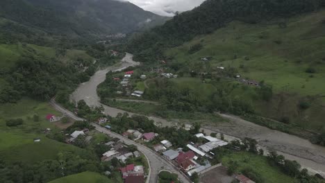 Inclinación-Aérea-Desde-El-Pueblo-De-Prusia-Hasta-El-Valle-De-La-Selva-Nublada,-Perú-Central