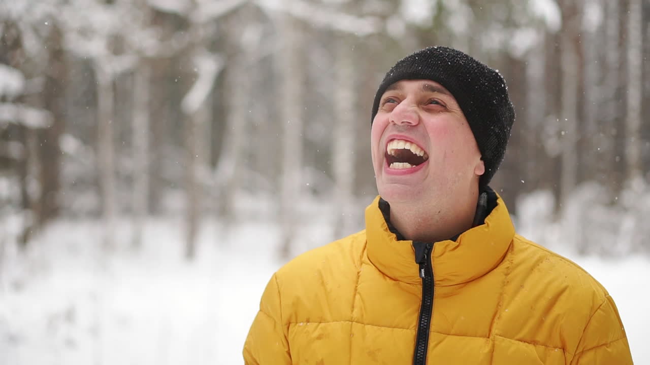 primer plano retrato de un joven viajero. feliz excursionista, escalador mirando la cima de la montaña en cámara lenta