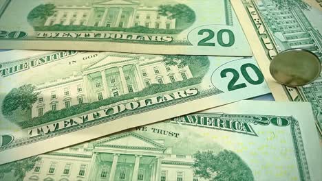 la moneda de rublo ruso de metal gira sobre los billetes de dólar de estados unidos en cámara lenta.
