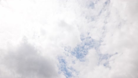 lapso de tiempo de las nubes mientras se prepara la tormenta y las nubes oscuras llegan
