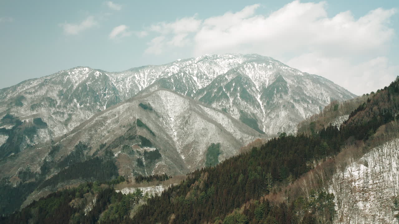 impresionantes vistas de las colinas cubiertas de nieve en invierno en okuhida hirayu, gifu japón