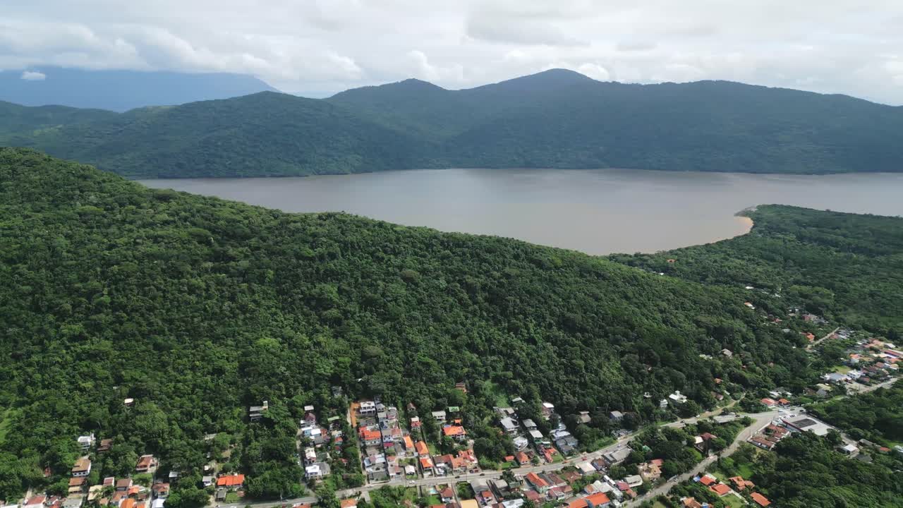 aerial de la isla de santa catarina brasil viajes destino de vacaciones drones vuelan por encima de las montañas senderismo camino descubriendo la naturaleza