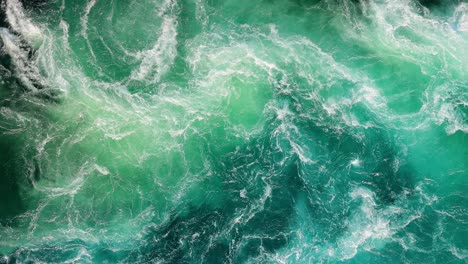 las olas azules de agua del río y el mar se encuentran durante la marea alta y la marea baja.