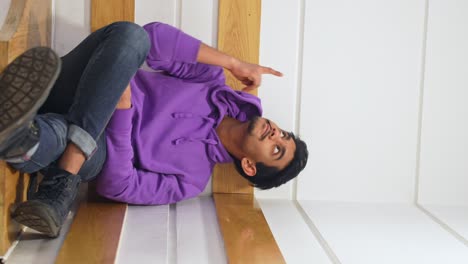 sri lankaner zeigt auf ihren inhalt