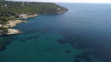 Vorwärtsdrohnenschuss-über-Der-Insel-Aigina-In-Griechenland