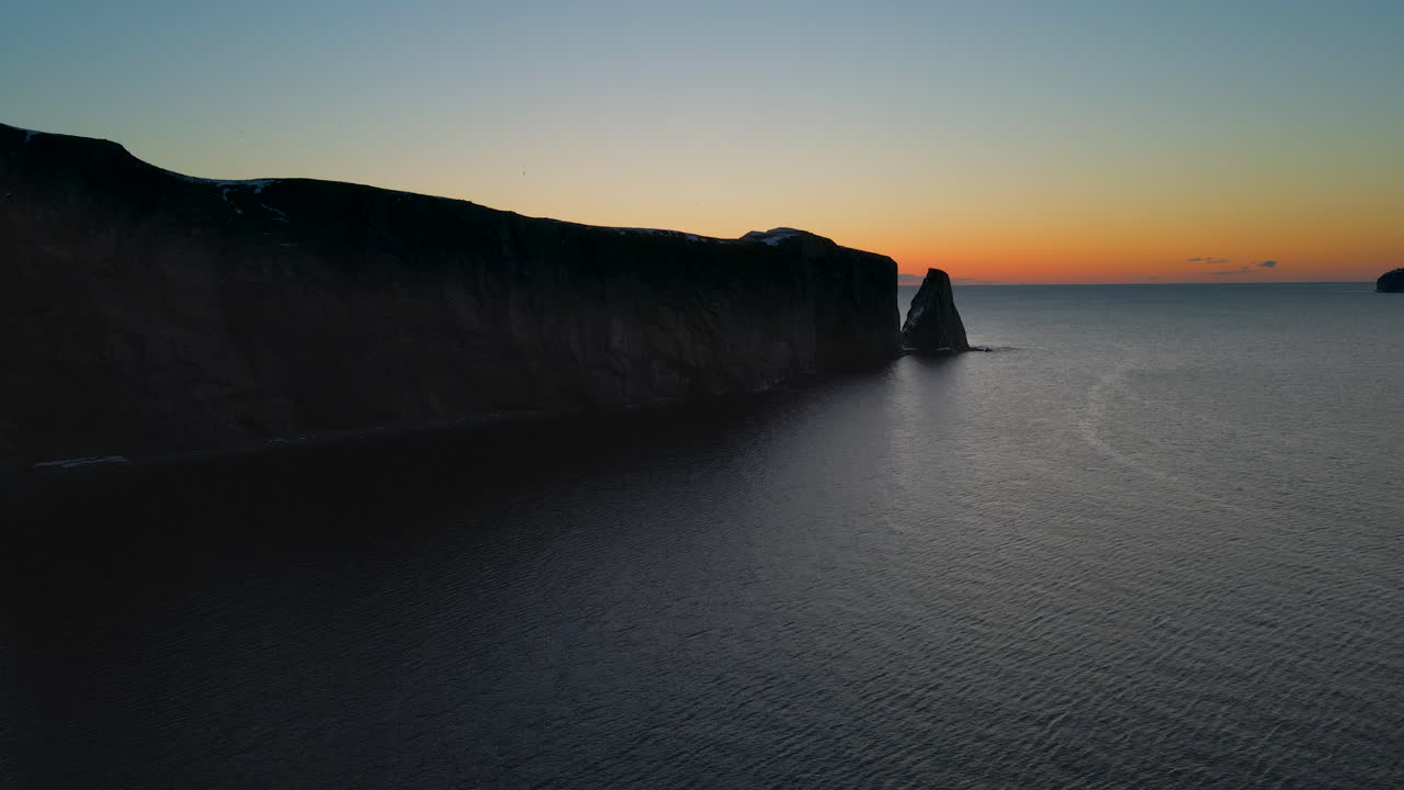 filmación cinematográfica con drones del famoso perce rock en quebec, canadá