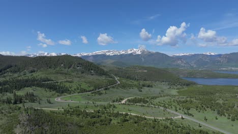 Vista-Panorámica-Aérea-Del-Embalse-De-Dillion,-Sapphire-Point-En-Colorado