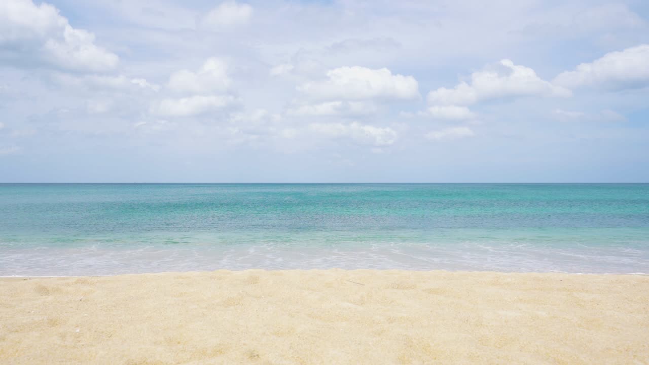 하 모래 해변, 여름에 은 하늘,  은 해안선의 파도, 오스트레일리아.