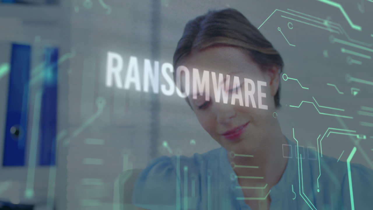 animación de texto de ransomware mostrada sobre una mujer que trabaja en la oficina en la computadora