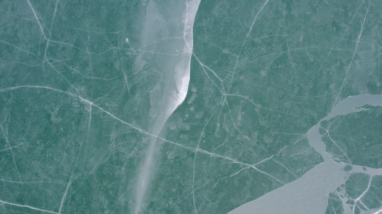 patrones de hielo en la superficie de un lago congelado
