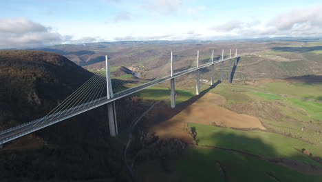 una gran vista del viaducto de millau tomada por un dron aéreo. una tarde soleada