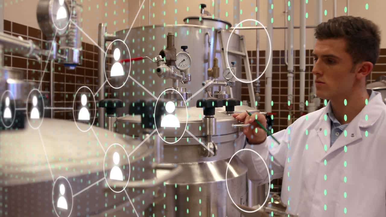 animación de iconos y procesamiento de datos sobre el científico caucásico masculino.