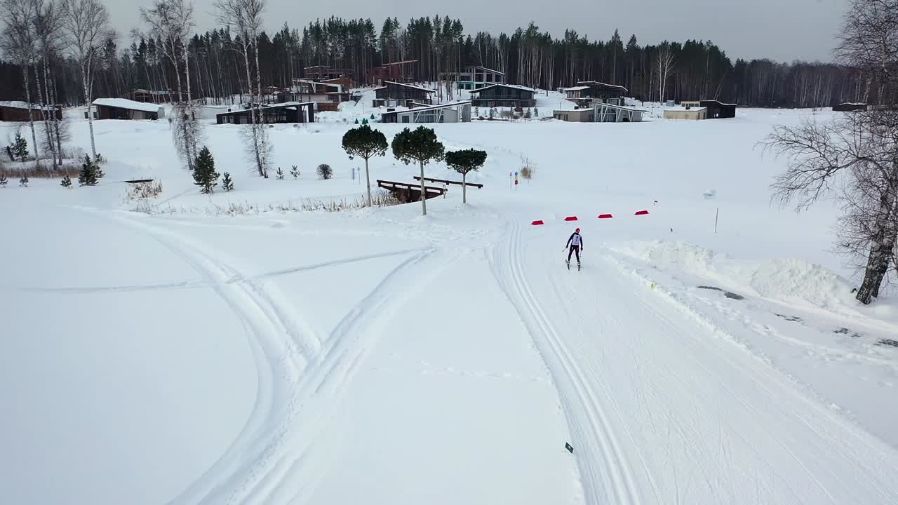 Sci di fondo in un paesaggio innevato