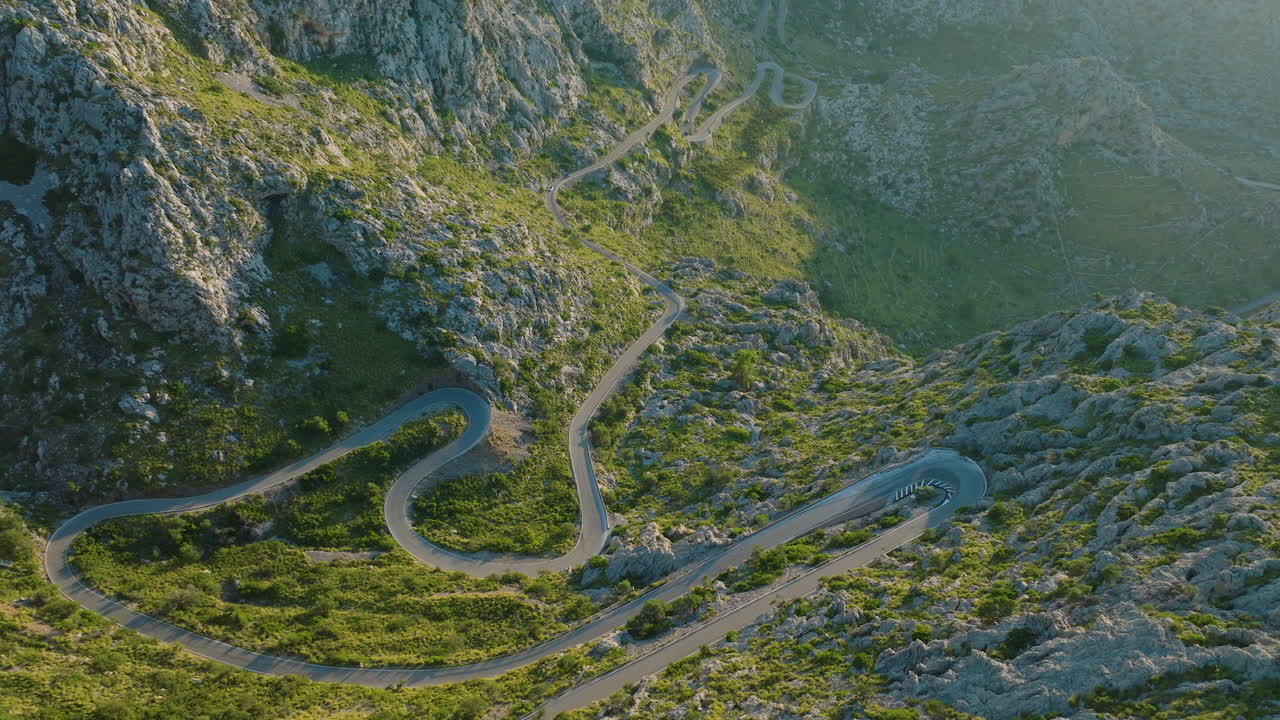 visión aérea de la carretera de la montaña serpentina