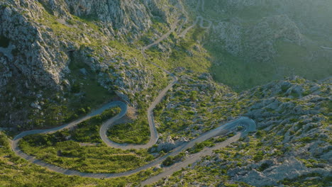 visión aérea de la carretera de la montaña serpentina