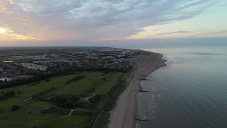 puesta de sol costera en el popular balneario de skegness en la costa este de inglaterra