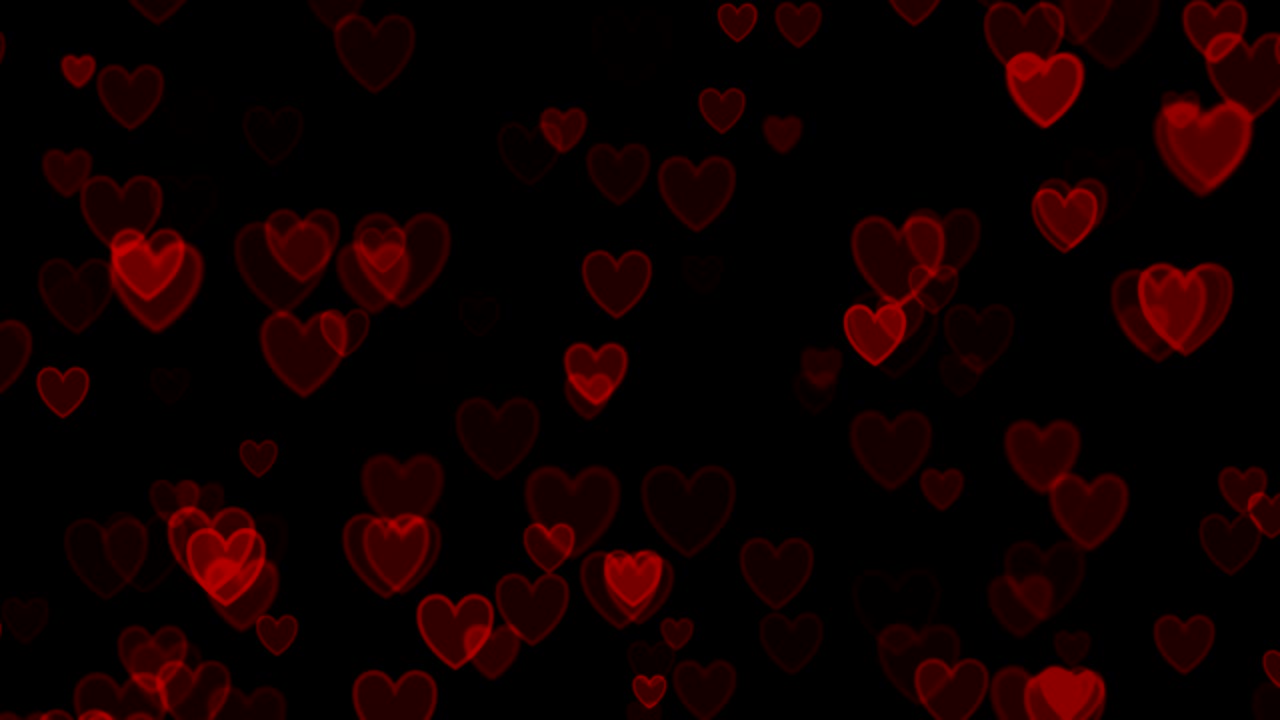 corazones rojos sobre fondo negro