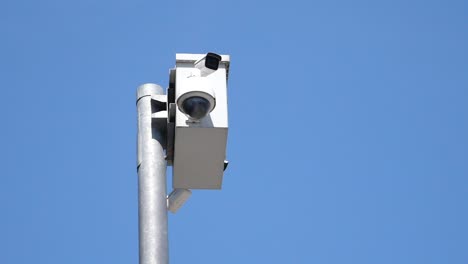 cámara de seguridad en un poste