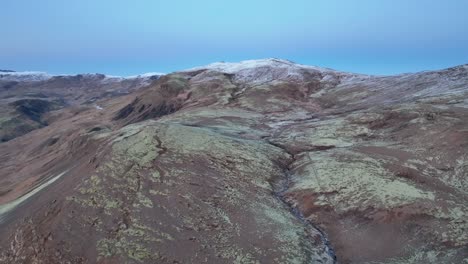 Vista-Aérea-Del-Valle-De-Reykjadalur-Después-De-La-Primera-Nevada-En-Invierno-En-El-Sur-De-Islandia