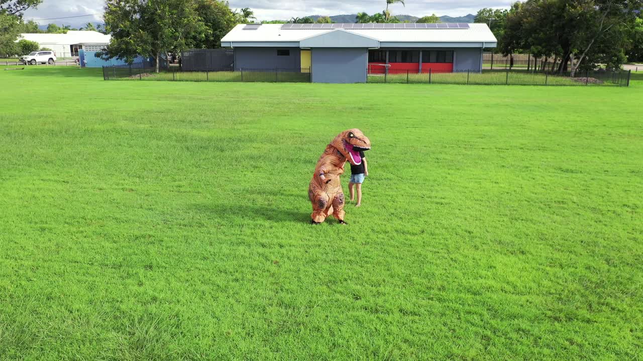 Cane e Dinosauro che ballano 3.