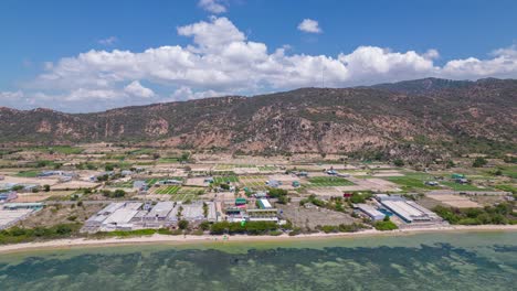 vista aérea del resort de kitesurf en la laguna azul con nubes en movimiento