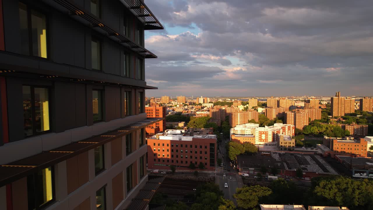 기차와 도시 교통의 공중 전망, 브롱크스, 미국 뉴욕의 일몰 - 역방향, 드론 샷