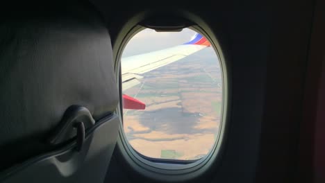 Tiro-Pov-Mirando-Por-La-Ventana-De-Un-Avión-Mientras-El-Avión-Tira-Directamente-Después-De-Una-Ligera-Inclinación