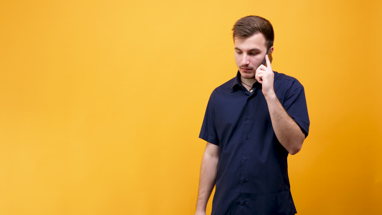 전화로 얘기하는 남자