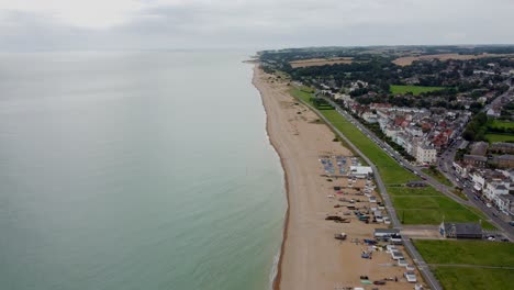 4K-Drohnenaufnahmen-Aus-Großer-Höhe-Des-Kiesstrandes-Bei-Deal,-Kent,-Großbritannien