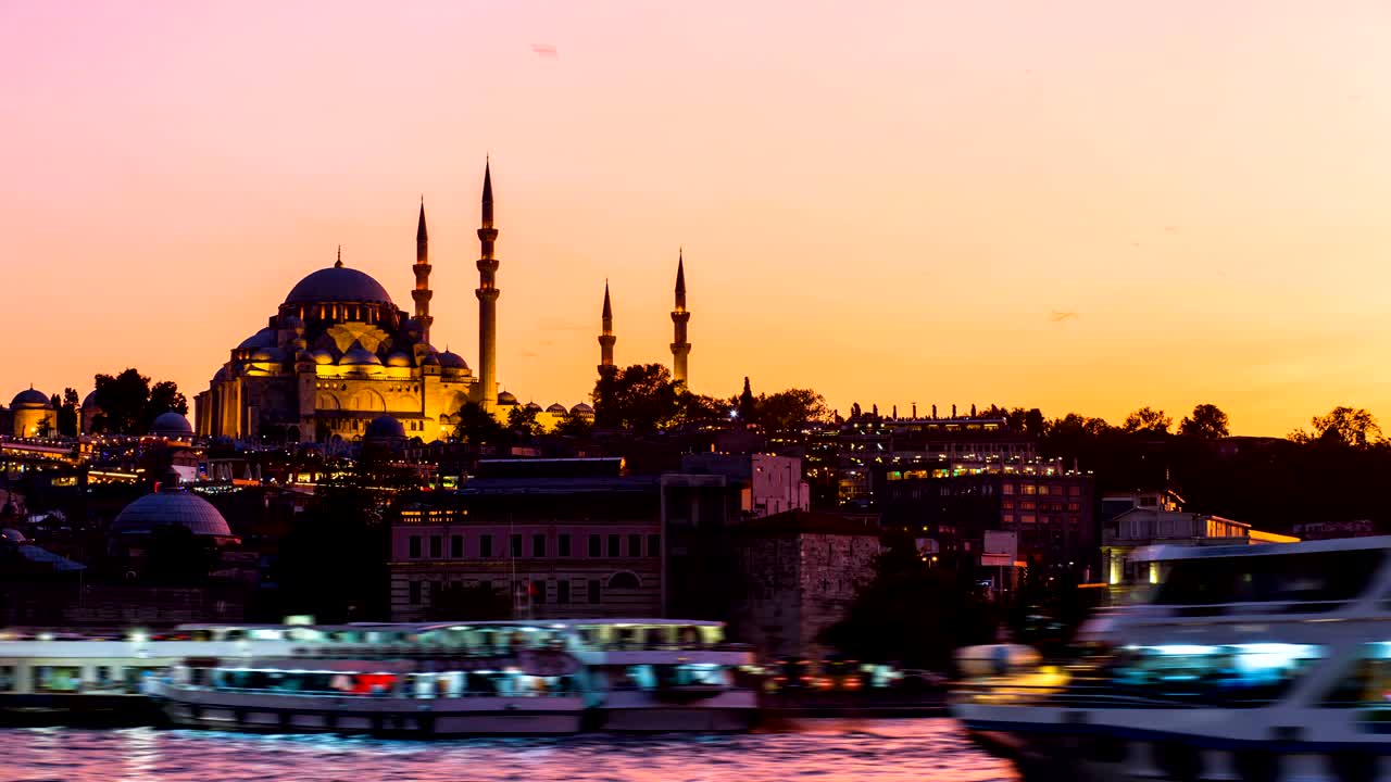 vista en lapso de tiempo del paisaje urbano de estambul con la mezquita de suleymaniye con barcos turísticos flotando en el bósforo por la noche