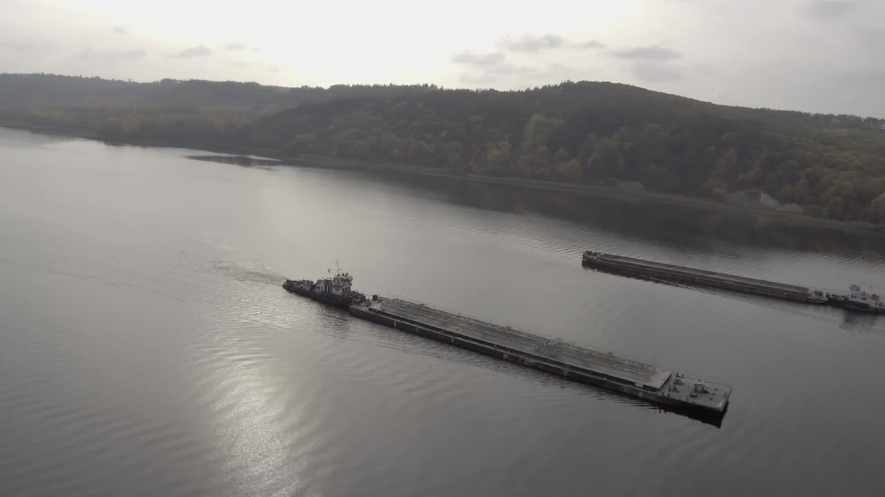 4k 비디오 비행: 위대한 유럽 강의 새벽: 두 화물 선박의 만남