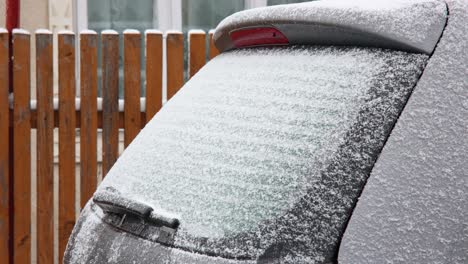 Bewegungszeitraffer-Einer-Autoheckscheibe,-Die-Im-Winter-Bereift-Und-Entfrostet