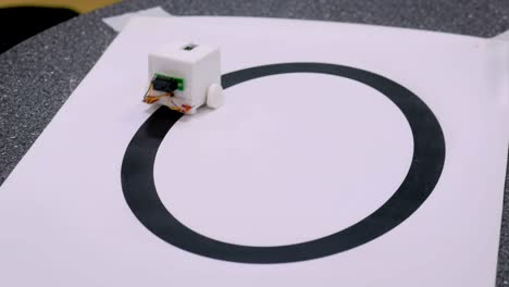 pequeño y lindo robot diy