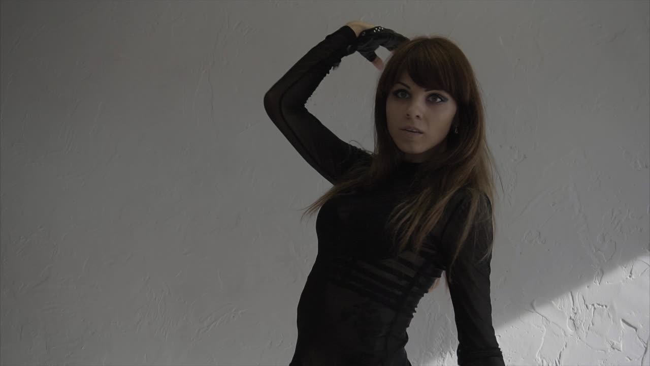 mujer elegante en vestido negro