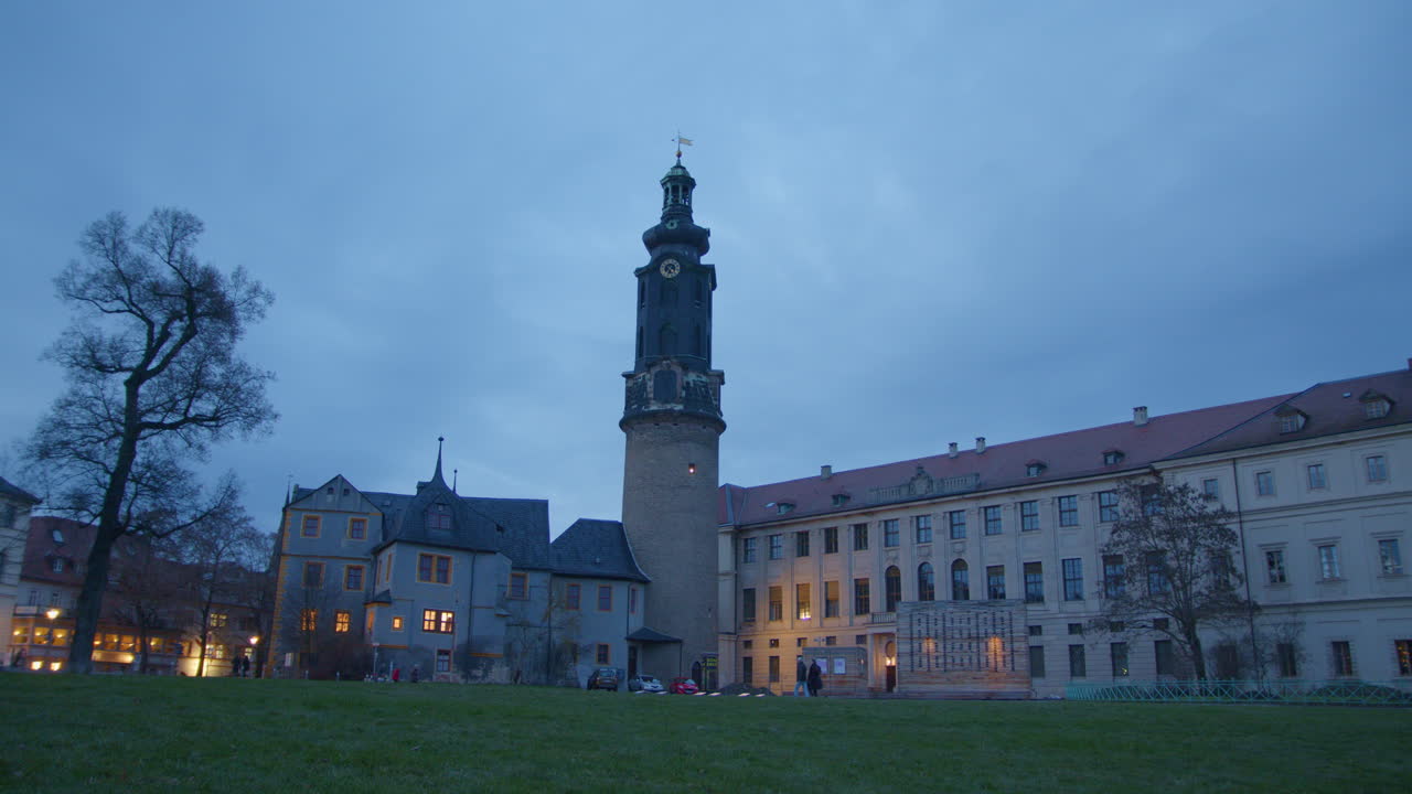 nubes en movimiento sobre el palacio de la ciudad de weimar durante el lapso de tiempo de día a noche