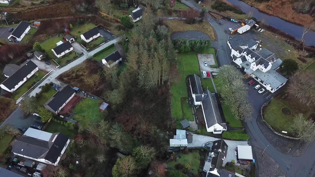 작은 마을 공중 팬을 위로 올려 배경에 눈 덮인 정상 산을 드러내고 돌리는 뒤로