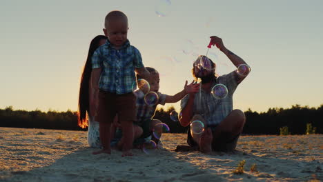 Eltern-Spielen-Mit-Zwei-Jungen-Bei-Sonnenuntergang---Blasen-Blasen
