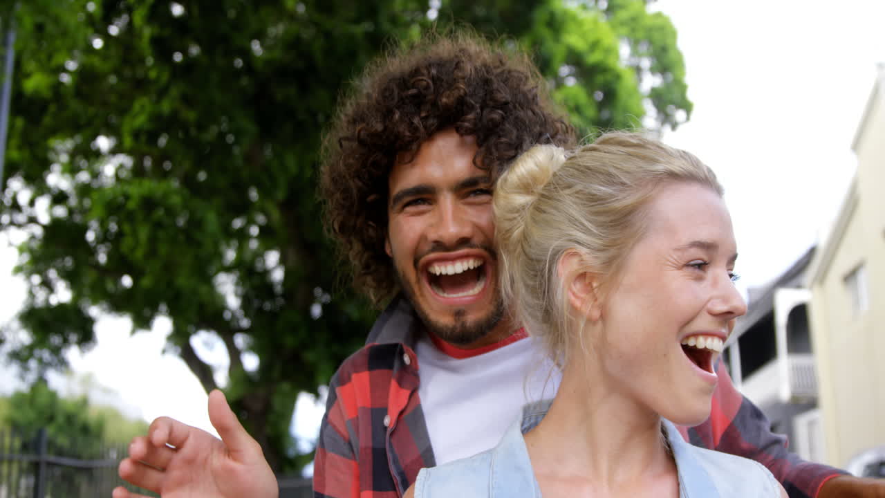 hombre cubriendo los ojos de la mujer por detrás