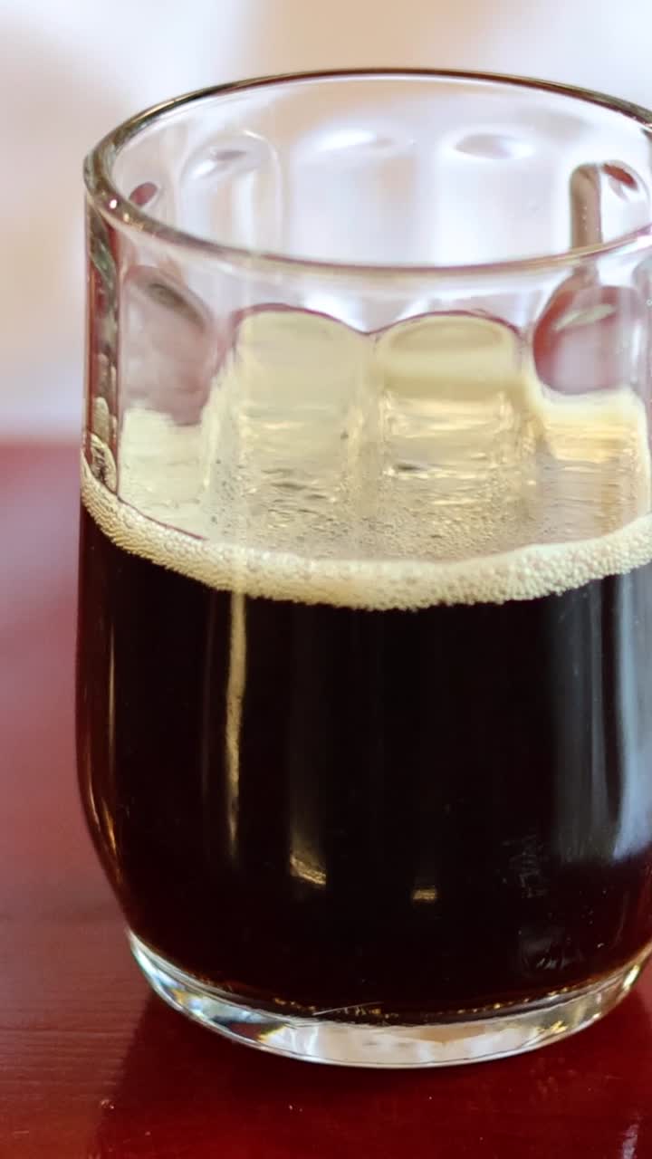 한 잔의 소다에 있는 걱거리는 소금은 서서히 사라집니다.