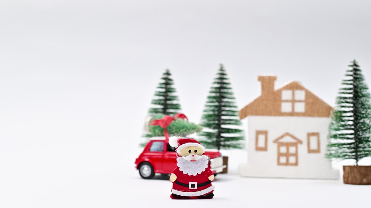 escena de navidad con árboles de navidad y coche rojo vintage y santa claus frente a la casa.