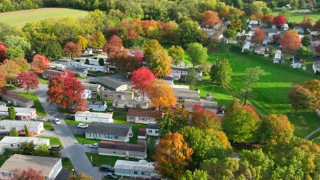 Vista-Aérea-De-Una-Zona-Suburbana-En-Otoño-Con-árboles-Coloridos