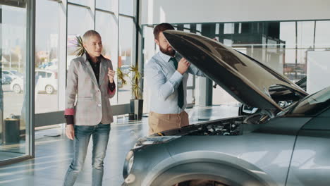 visita al concesionario de automóviles