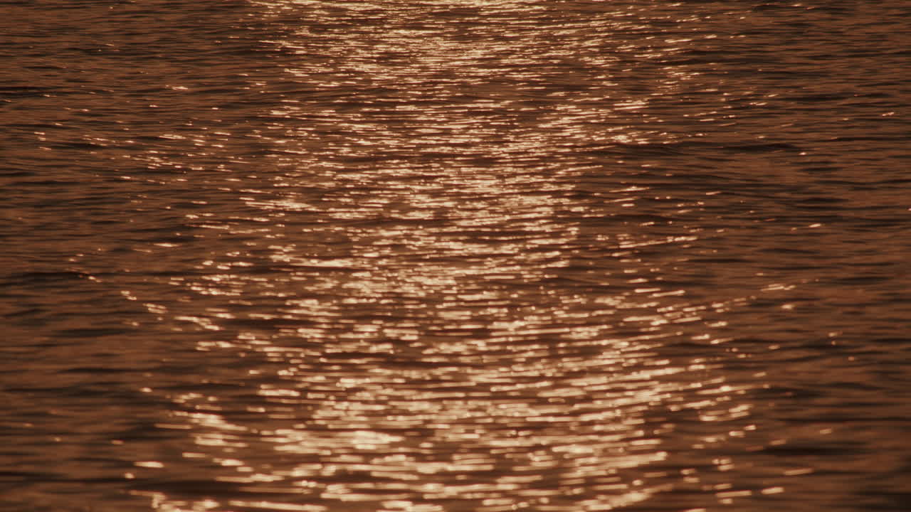 reflexión del atardecer en el océano