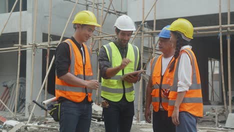 equipo de capataz y trabajador armonioso con las manos para el trabajo en equipo para el logro, ingeniero y sitio de construcción, arquitecto y contratista armonía para el éxito sobre el acuerdo y tratar juntos.