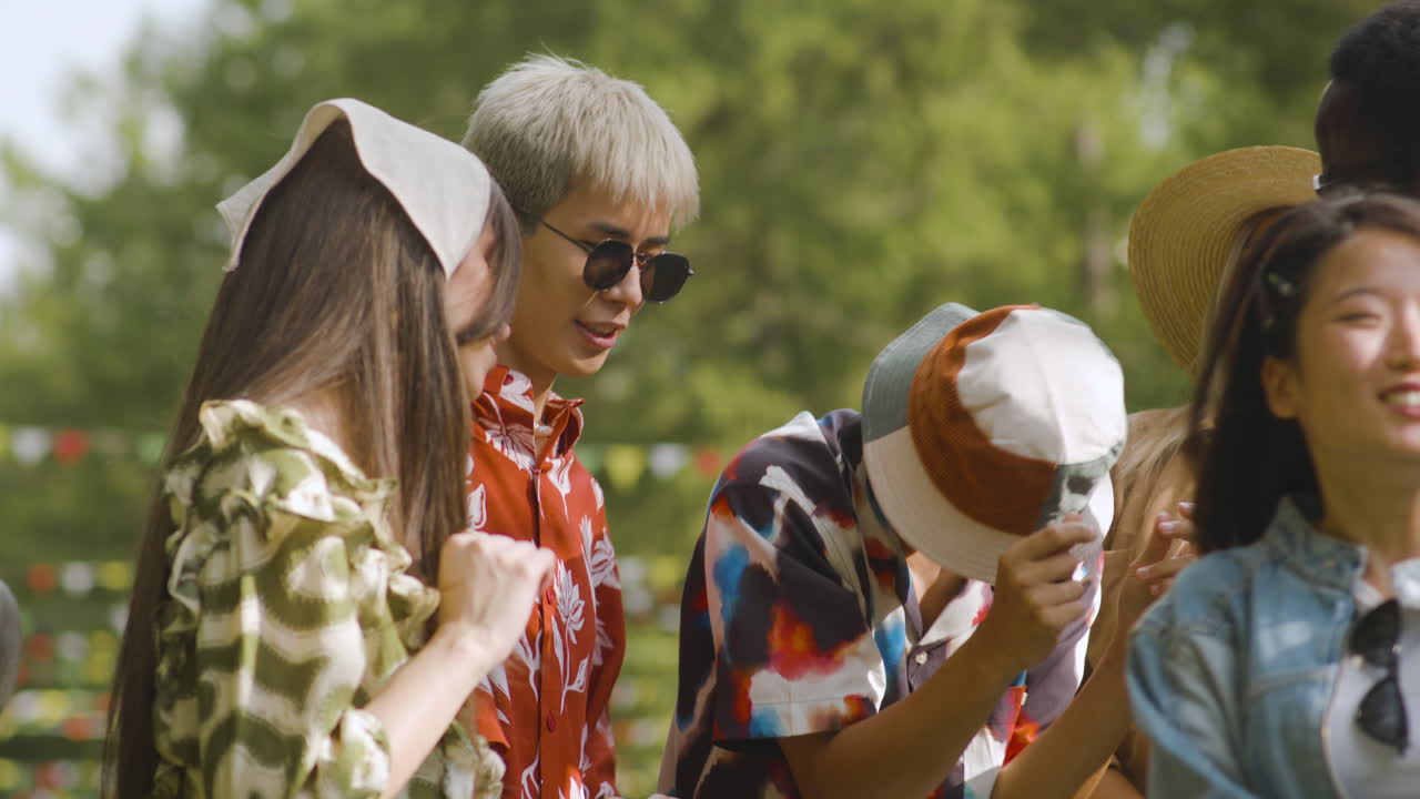 야외 음악 축제에서 친구들